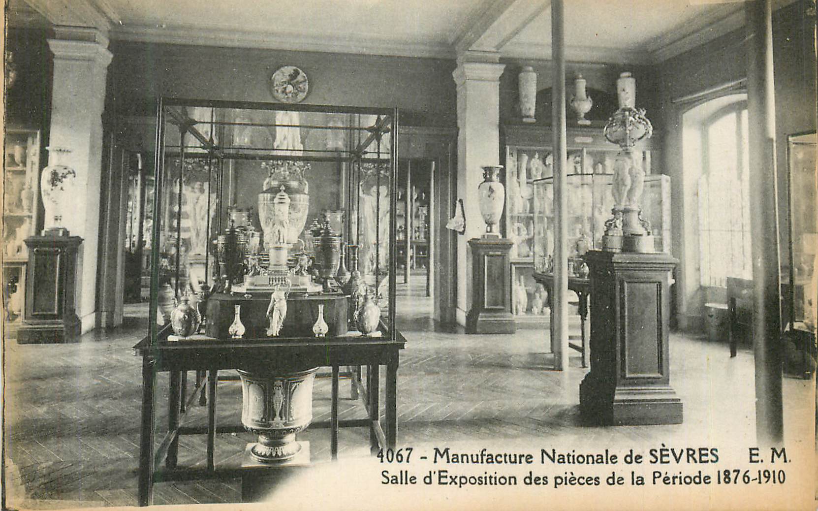 CPA Manufacture Nationale de Sevres Salle d'Exposition des Pieces de la Periode 1876 1910